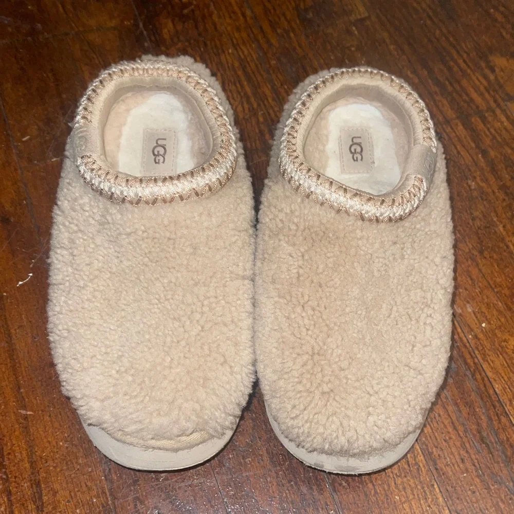UGG Women's Tazz Maxi Curly slippers in a sand color Size 5